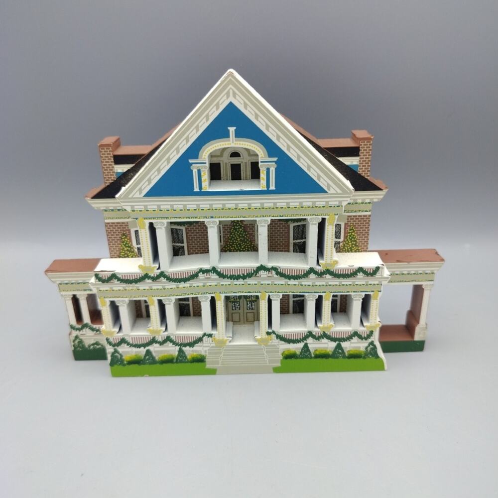 CHRISTMAS INN SMETHPORT PENNSYLVANIA Sheila's Wooden Shelf Sitter 1995